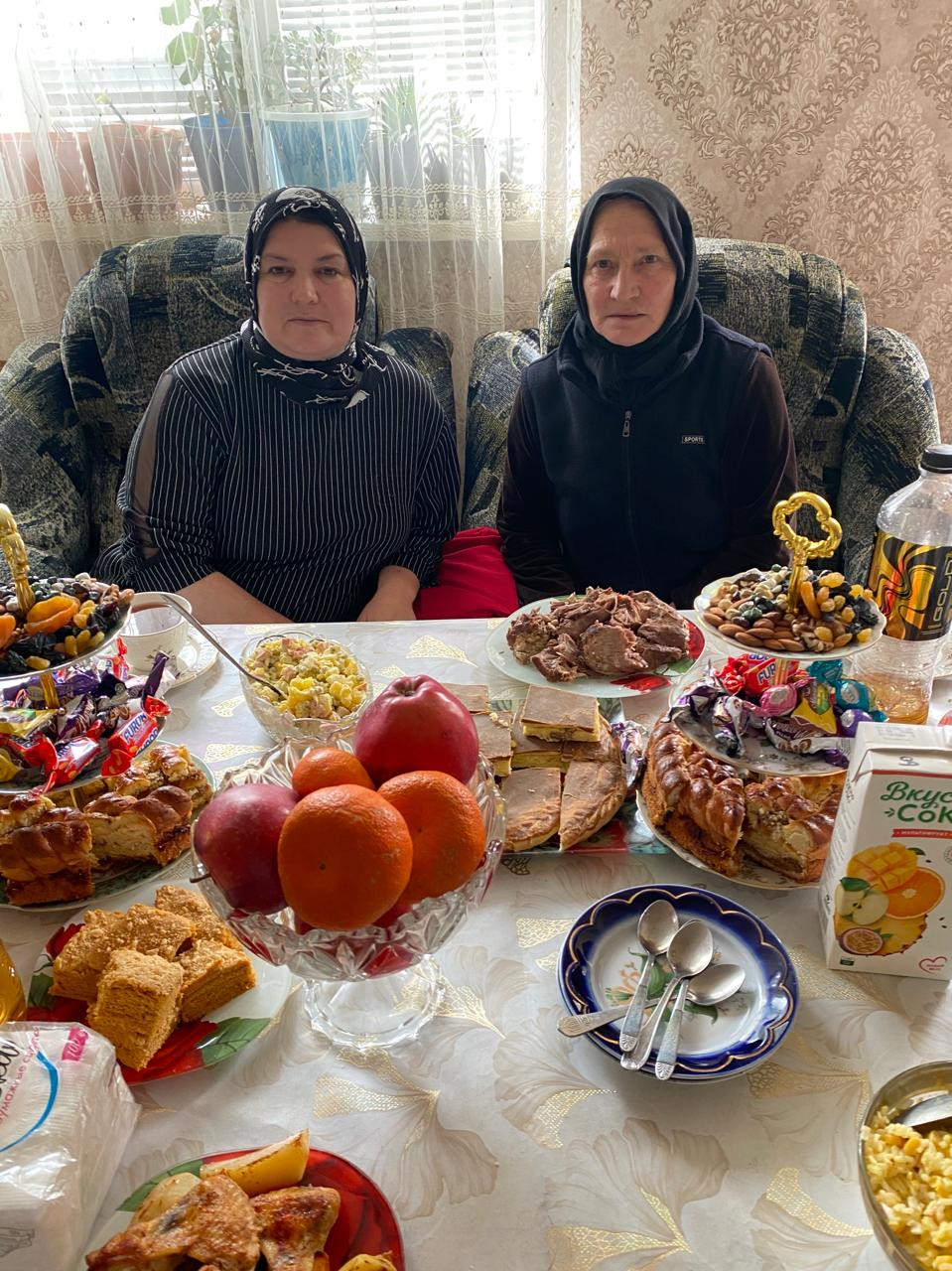 Социальная работница Рамазанова Зумрият поздравила подопечных с праздников Ураза-байрам.